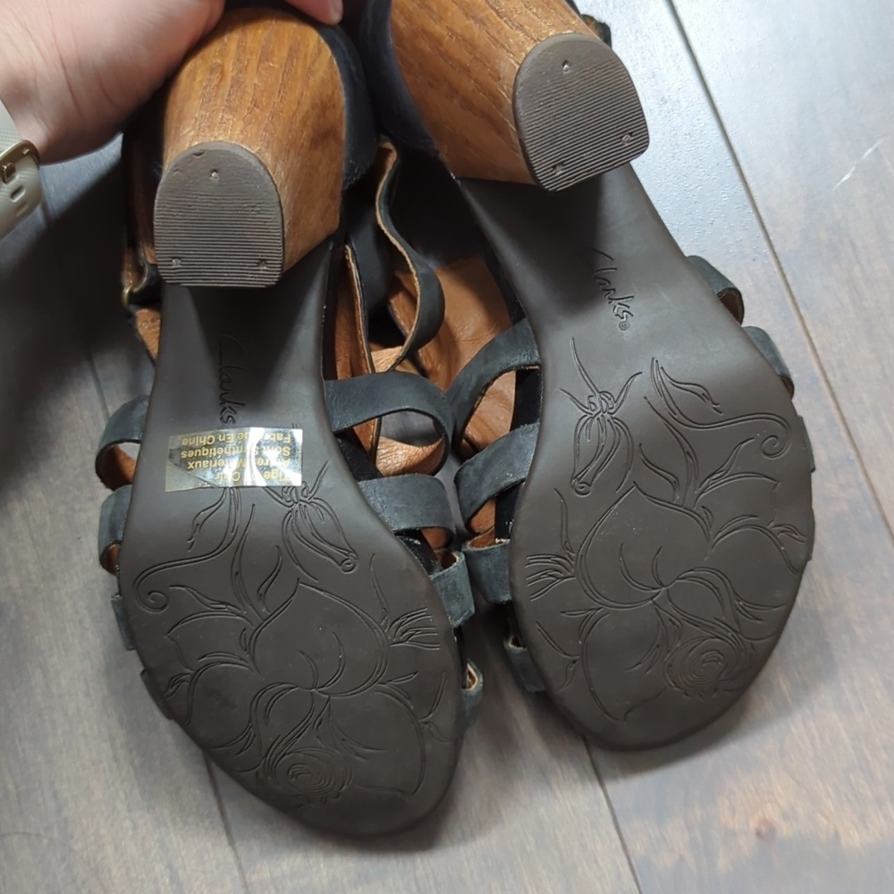 Clark's Size 6.5 Black Leather Sandals - Picture 8 of 11